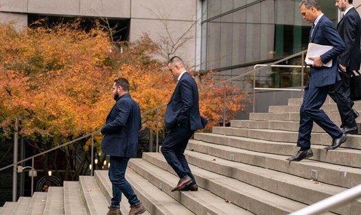 Giám đốc điều hành Binance Changpeng Zhao rời Tòa án vào ngày 21.11.2023 tại Seattle, Washington (Mỹ). Ảnh: AFP