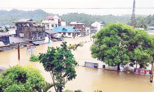 Những ngôi nhà chìm trong nước lũ do mưa lớn ở thị trấn Jipapad ở Đông Samar, Philippines. Ảnh: Văn phòng Quản lý và Giảm nhẹ Rủi ro Thiên tai tỉnh Đông Samar