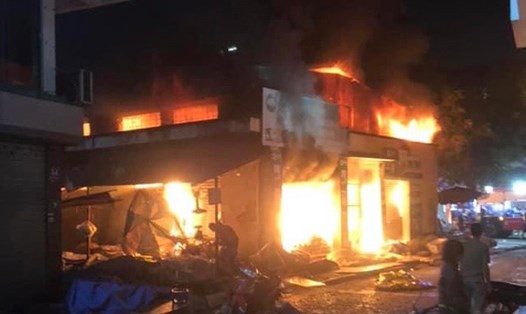 1h ngày 22.11, 6 ki-ốt tại chợ Cột 3, TP Hạ Long (Quảng Ninh) xảy ra cháy. Ảnh: Người dân cung cấp