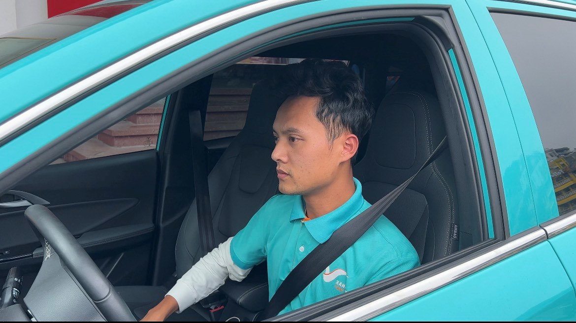Ông Phạm Văn Tuynh (Nam Định) đã gặp nhiều tình huống nguy hiểm khi cho trẻ ngồi ghế trước ôtô. Ảnh: Hải Danh