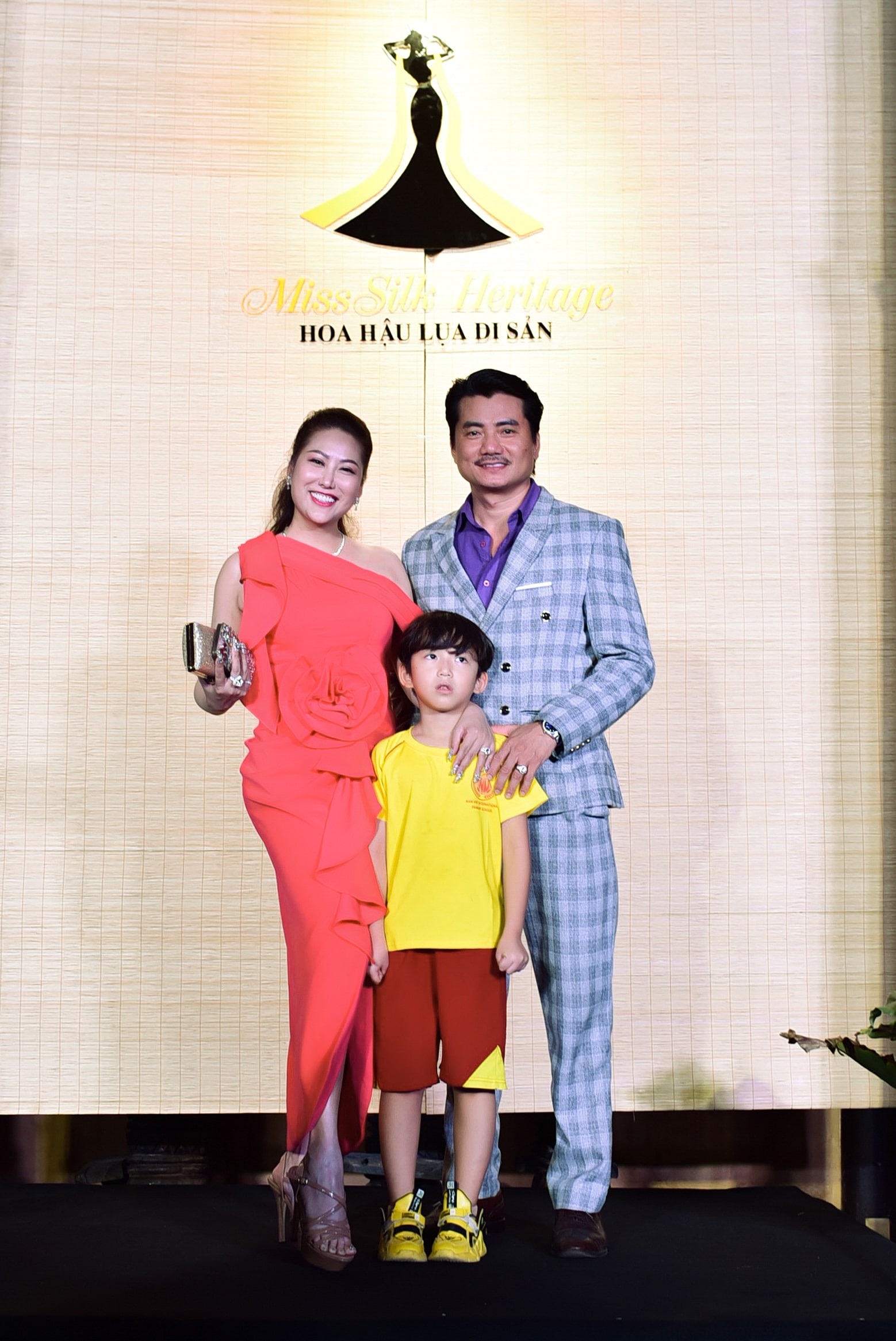   Bên cạnh đó, diễn viên Phi Thanh Vân được ông xã và con trai tháp tùng đến sự kiện.