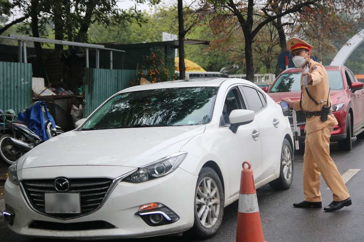 Cảnh sát giao thông kiểm tra nồng độ cồn các phương tiện tham gia giao thông. Ảnh: T.Vương