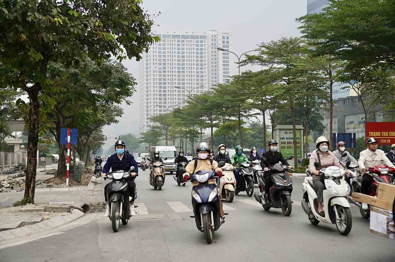 Ô nhiễm không khí cộng với nền nhiệt thấp khiến người dân phải trùm kín khi ra đường.