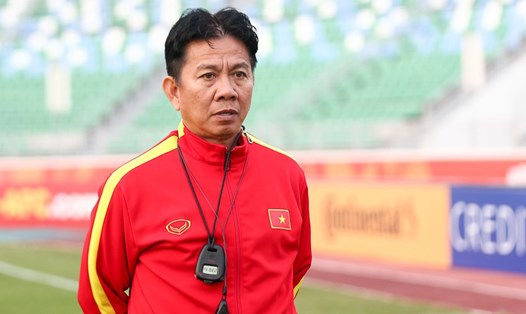 Huấn luyện viên Hoàng Anh Tuấn đánh giá cao màn trình diễn của tuyển Việt Nam trước Iraq. Ảnh: VFF