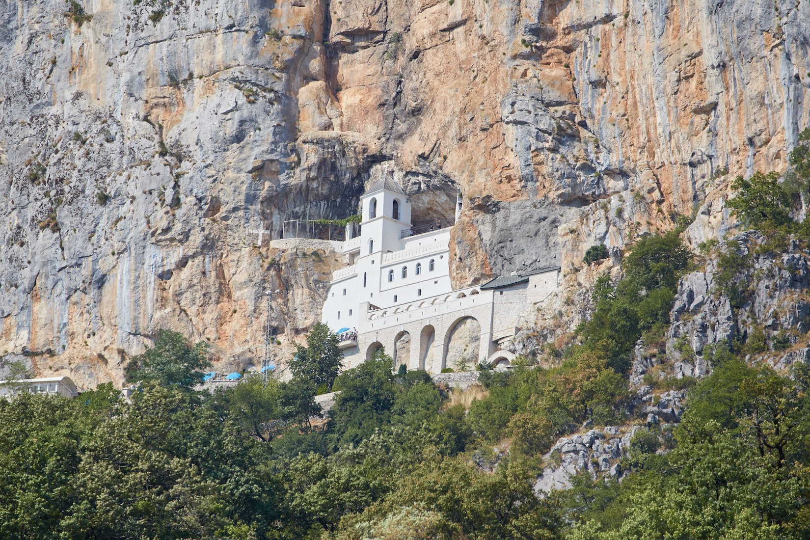 Tu viện Ostrog là nơi hành hương nổi tiếng nhất ở Montenegro. Ảnh: Sailing Stone Travel