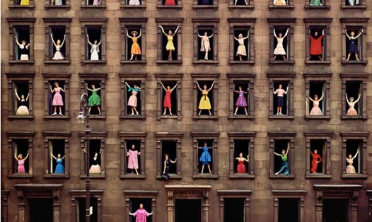 "Những cô gái trong khung cửa" - bức ảnh của Ormond Gigli đã được bán liên tục trong 30 năm qua với doanh thu khoảng 12 triệu USD. Ảnh: Ogden Gigli