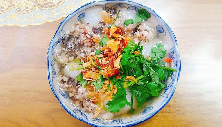 Bánh đúc nóng được biến tấu từ món bánh đúc chấm tương. Ảnh: Foody