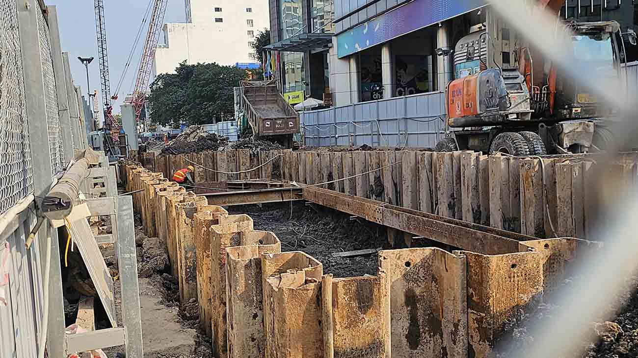 Công nhân rào chắn đường Trần Hưng Đạo để làm ga ngầm S12, sáng 25.11. Ảnh: Hữu Chánh