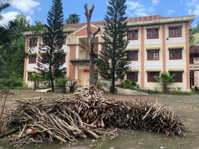 Trụ sở làm việc của UBND huyện Tây Trà (cũ) bị bỏ hoang sau khi sáp nhập huyện. Ảnh: Ngọc Viên