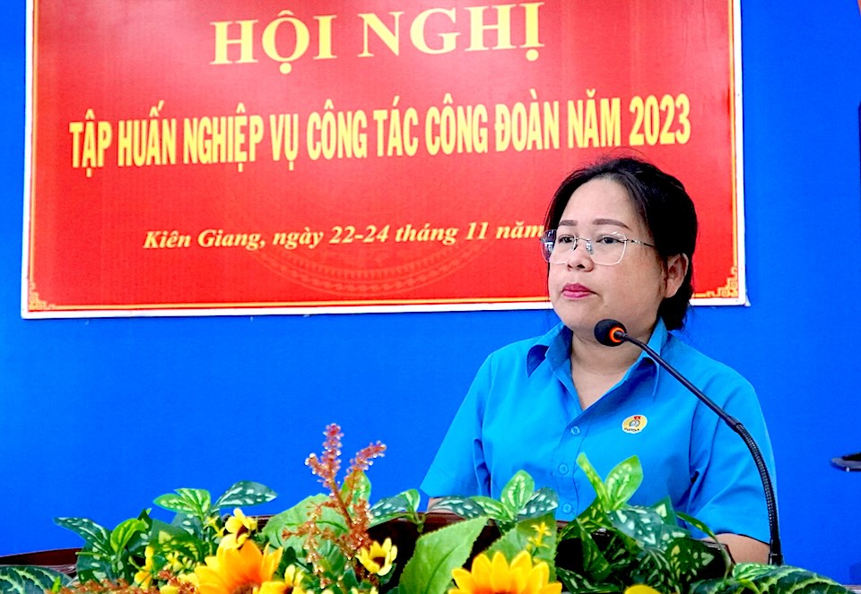 Chủ tịch LĐLĐ tỉnh Kiên Giang Trương Thanh Thuý phát biểu tại Hội nghị tập huấn. Ảnh: Nguyên Anh