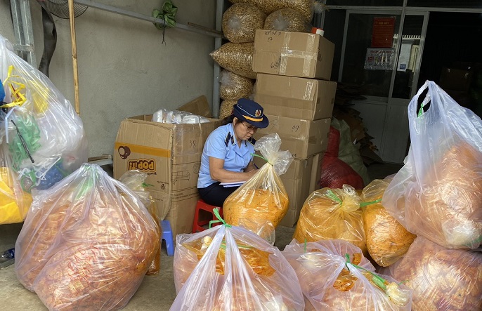 Cơ quan chức năng tỉnh Đắk Lắk phải rất vất vả để xử lý nạn thực phẩm bẩn, không rõ nguồn gốc lưu thông trên thị trường dịp cuối năm. Ảnh: Bảo Trung