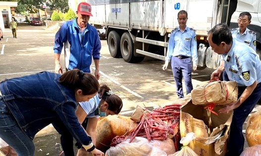 Lực lượng Quản lý thị trường tỉnh Đắk Lắk tiêu hủy một lô thực phẩm không rõ nguồn gốc xuất xứ. Ảnh: Bảo Trung