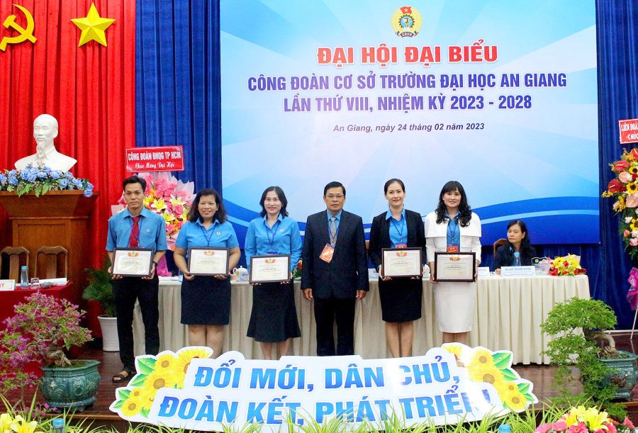 Ông Phan Minh Trí tặng thưởng cho đoàn viên có thành tích xuất sắc tại Đại hội CĐCS Trường Đại học An Giang. Ảnh: NVCC
