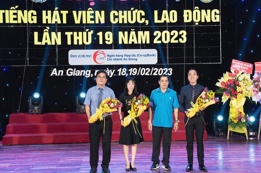 Ông Phan Minh Trí tặng hoa cho Ban giám khảo cuộc thi Tiếng hát công nhân, viên chức Trường Đại học An Giang. Ảnh: NVCC