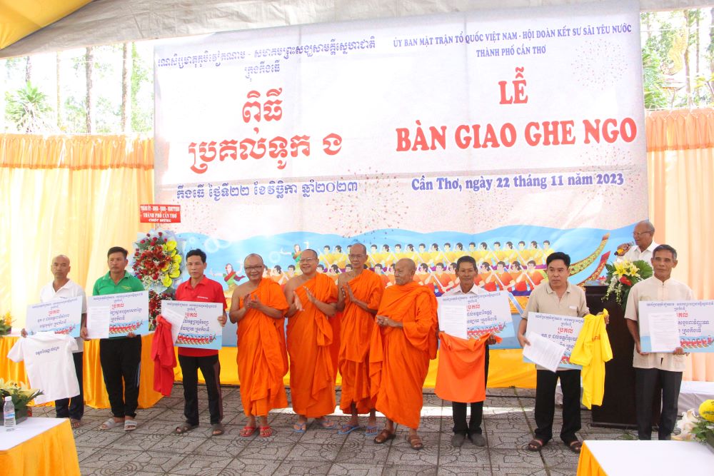 Trao quyết định bàn giao ghe ngo cho các chùa, học viện Phật giáo Nam tông Khmer trên địa bàn Cần Thơ. Ảnh: Tạ Quang