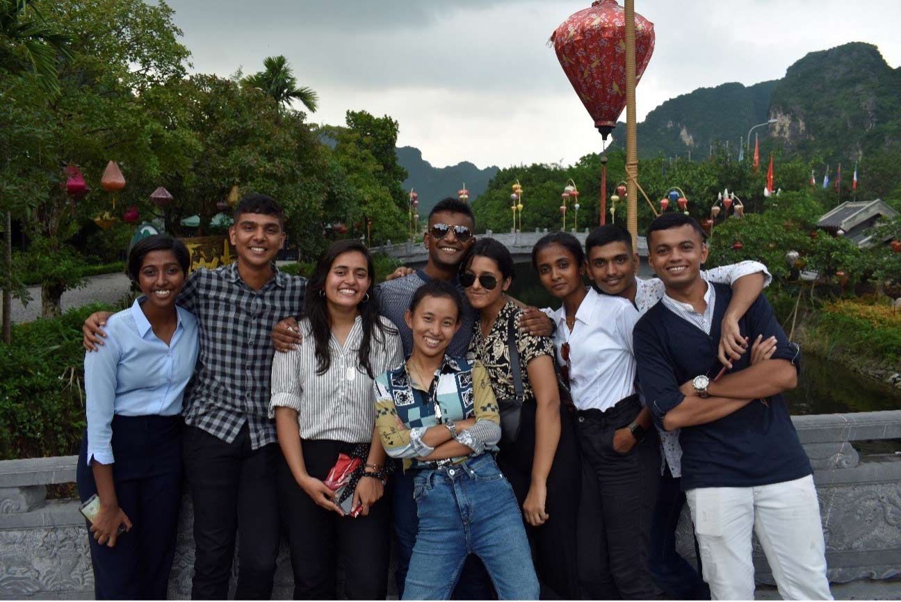 Đoàn khách Ấn Độ tham quan Tràng An, Ninh Bình trong chuyến du lịch Việt Nam. Ảnh: Tejas
