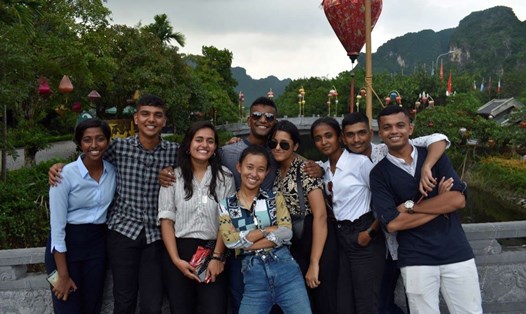 Đoàn khách Ấn Độ tham quan Tràng An, Ninh Bình trong chuyến du lịch Việt Nam. Ảnh: Tejas