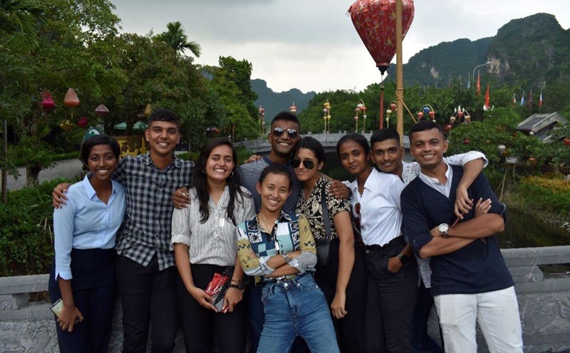 Đoàn khách Ấn Độ tham quan Tràng An, Ninh Bình trong chuyến du lịch Việt Nam. Ảnh: Tejas