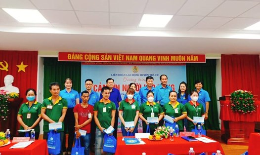 Công đoàn huyện Trà Cú, tỉnh Trà Vinh quan tâm hỗ trợ cho đoàn viên công đoàn khó khăn. Ảnh: Hoàng Lộc 