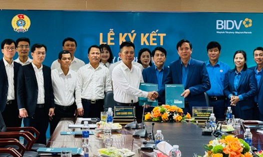 LĐLĐ Quảng Bình và BIDV Quảng Bình cùng ký kết hợp tác vì người lao động. Ảnh: Lê Phi Long