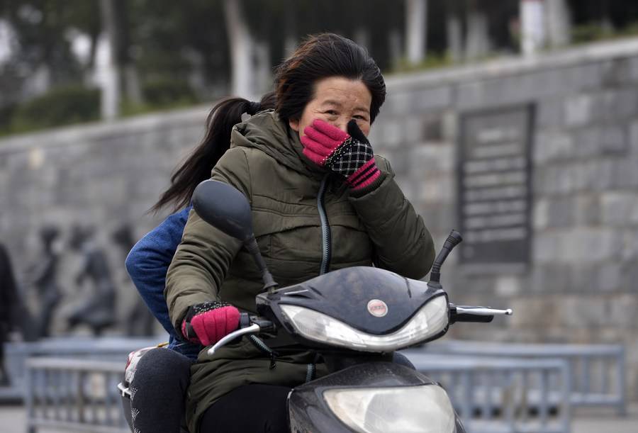 Người dân được khuyến cáo giữ ấm khi không khí lạnh tràn về. Ảnh: Xinhua