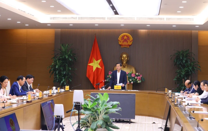 Phó Thủ tướng Lê Minh Khái chủ trì cuộc họp. Ảnh: TTXVN