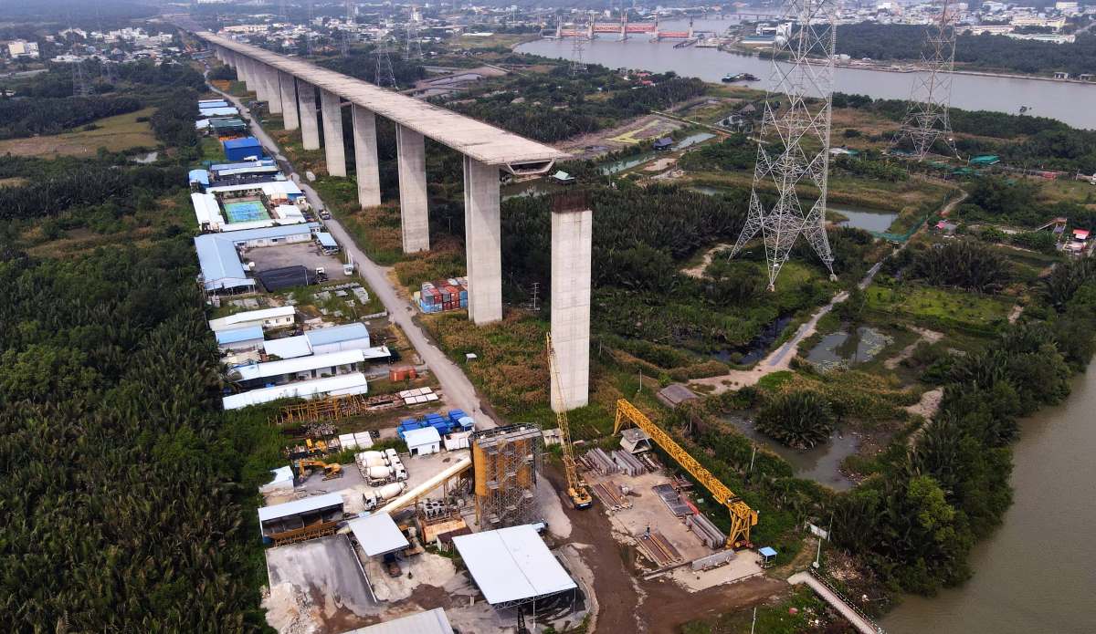Độ dài 2 nhịp chính của cầu giữa lòng sông là 375 m, đặt trên hai trụ cầu cao 155 m với móng trụ tháp có kết cấu dạng móng cọc cừ ống thép.