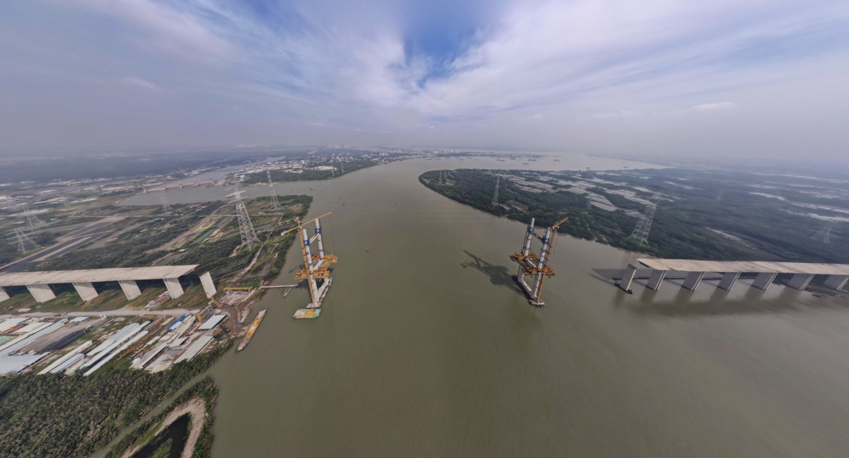 Cầu Bình Khánh được thiết kế theo kiểu dây văng hai mặt phẳng, khởi công từ tháng 8.2015 với tổng vốn đầu tư hơn 2.800 tỉ đồng. Cầu bắc qua sông Soài Rạp, nối huyện Nhà Bè và Cần Giờ của TPHCM.