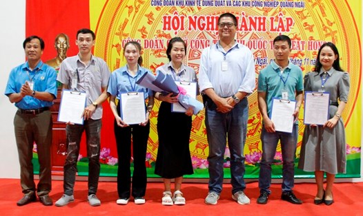 Ông Phạm Thái Dương - Chủ tịch Công đoàn Khu kinh tế Dung Quất và các Khu công nghiệp Quảng Ngãi (ngoài cùng bên trái) trao quyết định thành lập Công đoàn cơ sở Công ty TNHH Quốc tế Great Honor. Ảnh: Ngọc Viên