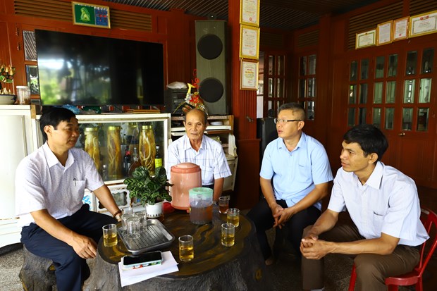 Cán bộ xã Hòa Hiệp, huyện Cư Kuin trao đổi với bà con giáo dân về kế hoạch tiếp tục chung tay xây dựng nông thôn mới và nông thôn mới nâng cao tại địa phương. Ảnh: Phạm Đông