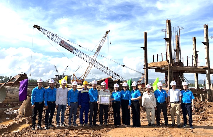 Lãnh đạo Công đoàn Giao thông Vận tải Việt Nam tặng quà cho người lao động đang thi công trên công trường. Ảnh: CĐGTVTVN