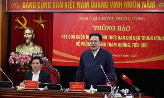 Ông Nguyễn Văn Yên - Phó Trưởng Ban Nội chính Trung ương - trả lời báo chí tại cuộc họp. Ảnh: T.Vương