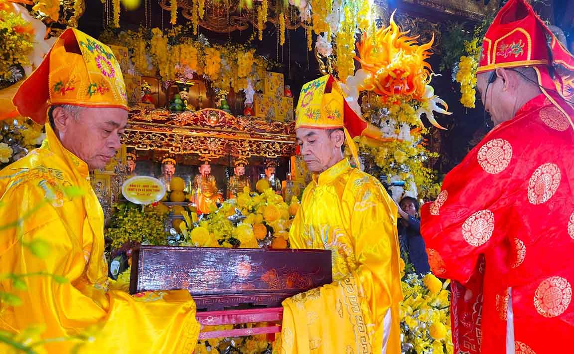Nghi lễ trang trọng tại lễ hội Đền Ông Hoàng Mười năm 2023. Ảnh: Quang Đại