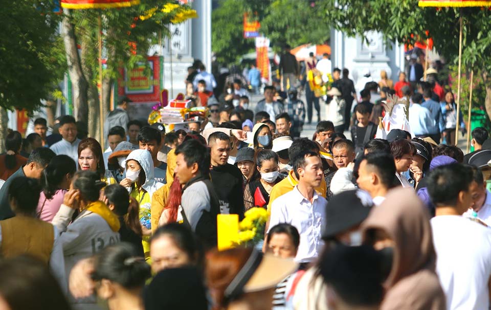 Hàng nghìn người dân về dự lễ hội Đền Ông Hoàng Mười tại Hưng Nguyên (Nghệ An) năm 2023. Ảnh: Quang Đại