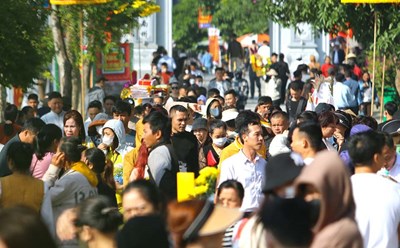 Hàng nghìn người dân về dự lễ hội Đền Ông Hoàng Mười tại Hưng Nguyên (Nghệ An) năm 2023. Ảnh: Quang Đại