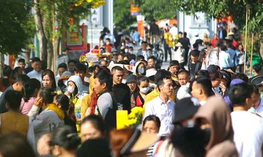 Hàng nghìn người dân về dự lễ hội Đền Ông Hoàng Mười tại Hưng Nguyên (Nghệ An) năm 2023. Ảnh: Quang Đại
