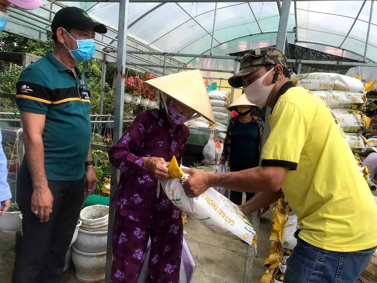 Nhiều tín đồ tôn giáo tích cực tham gia các hoạt động từ thiện. Trong ảnh: Tín đồ Phật giáo trao quà cho người cao tuổi. Ảnh: Phạm Đông