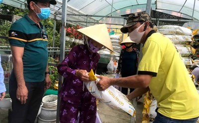 Nhiều tín đồ tôn giáo tích cực tham gia các hoạt động từ thiện. Trong ảnh: Tín đồ Phật giáo trao quà cho người cao tuổi. Ảnh: Phạm Đông