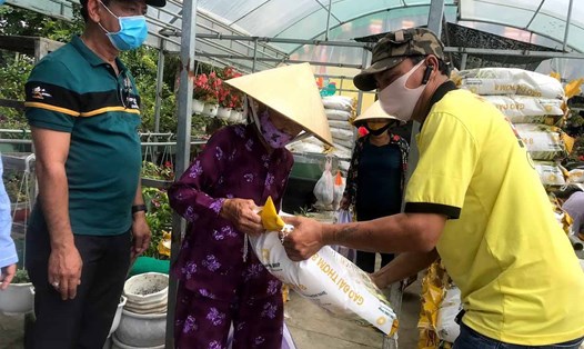 Nhiều tín đồ tôn giáo tích cực tham gia các hoạt động từ thiện. Trong ảnh: Tín đồ Phật giáo trao quà cho người cao tuổi. Ảnh: Phạm Đông