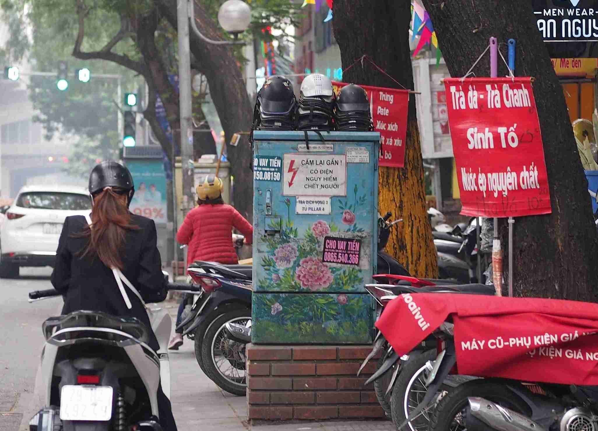 Còn tại đường Cầu Giấy, trạm biến áp được tận dụng để làm nơi bày bán nón bảo hiểm. 