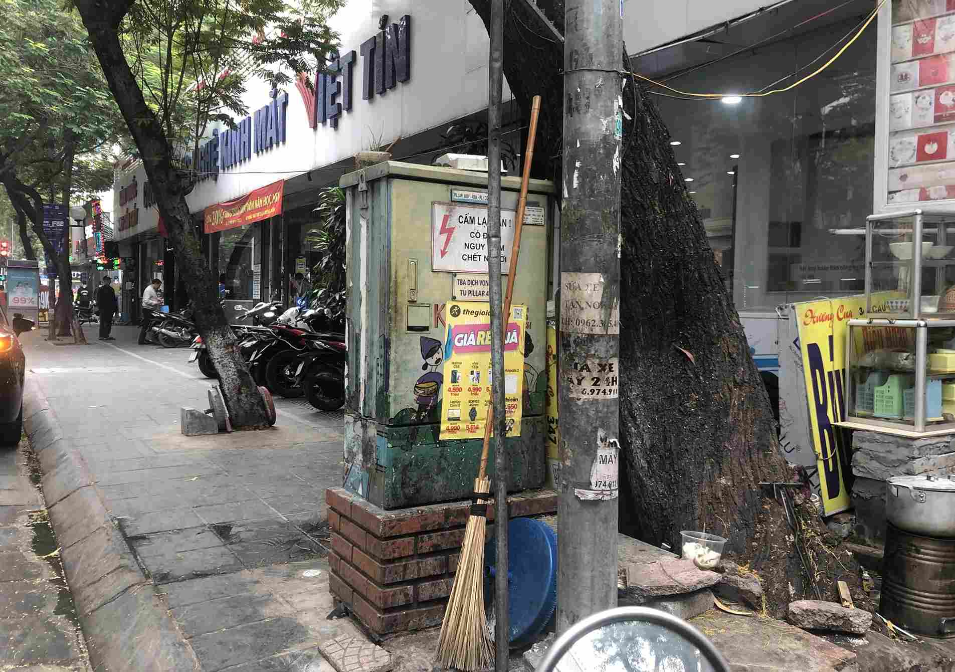Ghi nhận của phóng viên tại phố Đội Cấn, quận Ba Đình, trạm biến nhếch nhách vì các biển quảng cáo, rao vặt