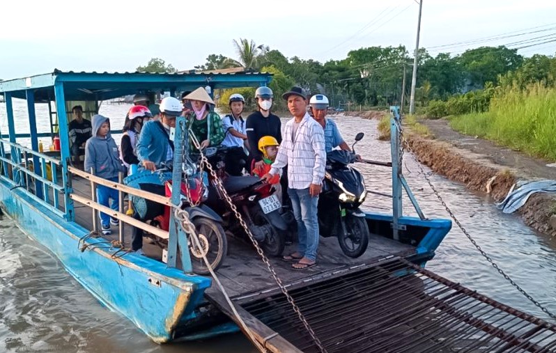 Chính quyền địa phương huy động nhiều phà để di chuyển xe cộ qua đoạn sạt lở về xã Nguyễn Huân, huyện Đầm Dơi, tỉnh Cà Mau. Ảnh: Nhật Hồ