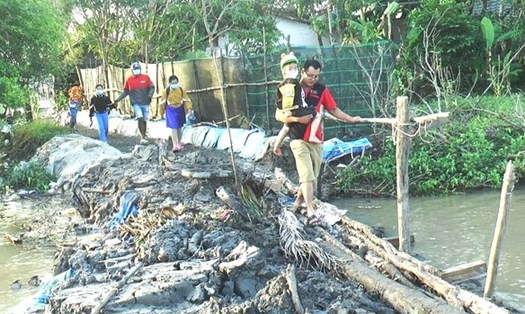 Sạt lở gây chia cắt đường về xã Nguyễn Huân, huyện Đầm Dơi, tỉnh Cà Mau. Ảnh: Nhật Hồ