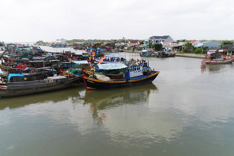 Tàu cá neo đậu tại Cảng cá Định An, huyện Trà Cú, tỉnh Trà Vinh. Ảnh: Hoàng Lộc