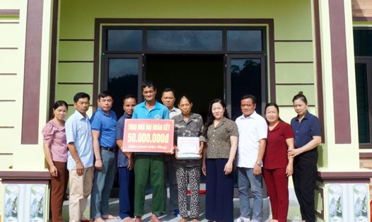 Gia đình ông Đoàn Văn Thái trong ngày nhận bàn giao nhà nghĩa tình vào tháng 10.2023. Ảnh: Thu Trang