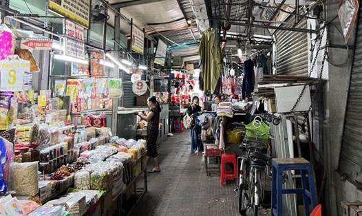 Cuối tháng 11.2023, dù đã bước vào giai đoạn "mùa mua sắm" cuối năm, song chợ truyền thống vẫn vắng khách. 
Ảnh: Khánh Linh