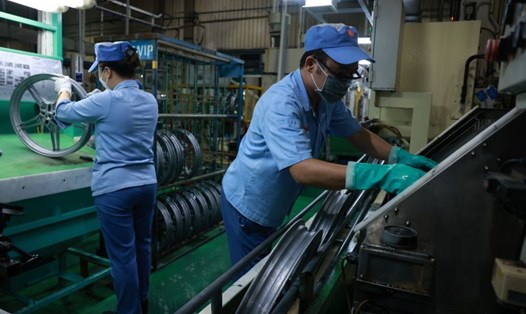 Công nhân Công ty Yamaha ở bộ phận chuyên sản xuất vành xe máy ở Khu công nghiệp Mê Linh, Hà Nội. Ảnh: Hải Nguyễn