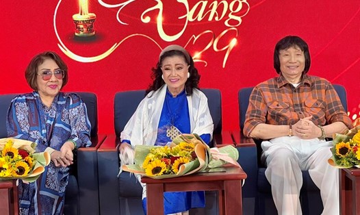 NSND Lệ Thủy (trái) bày tỏ lòng biết ơn với NSND Kim Cương (giữa) tại sự kiện của chương trình Mai Vàng. Ảnh: DIPY.