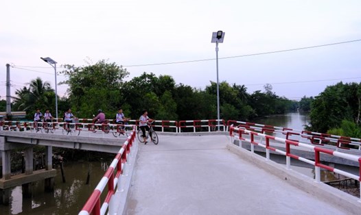 Buổi chiều trên cầu chữ Y kênh Đường Gỗ tại xã Phú Tân, huyện Châu Thành, tỉnh Hậu Giang do Quỹ XHTT Tấm lòng Vàng Lao Động tài trợ. Ảnh: Phong Linh