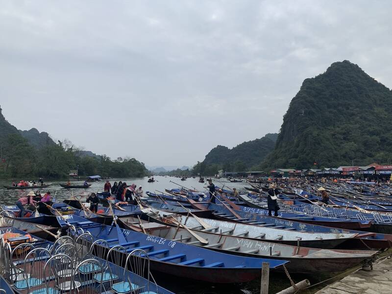 Du lịch Chùa Hương (huyện Mỹ Đức, Hà Nội). Ảnh: Chí Long 